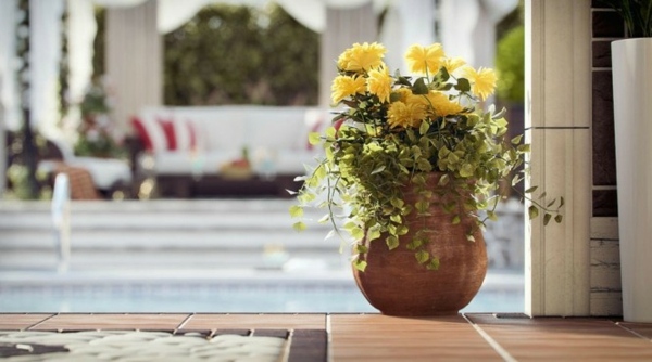 Keramicko-vázovo-žlté kvety