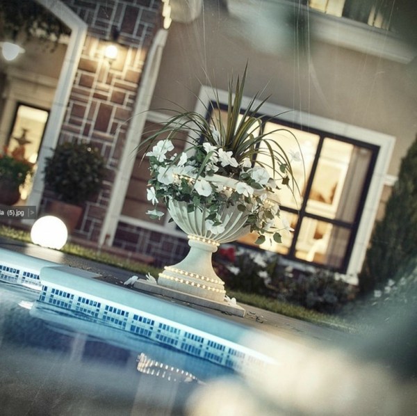 záhradná dekorácia z bielej vázy