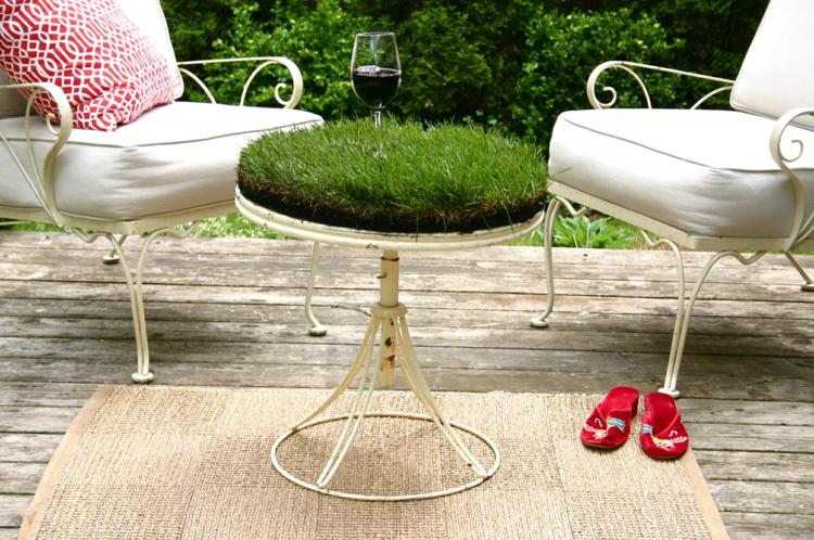 tráva-sedačka-stavať-kov-bočný-stolík-vintage-design-ošarpaný