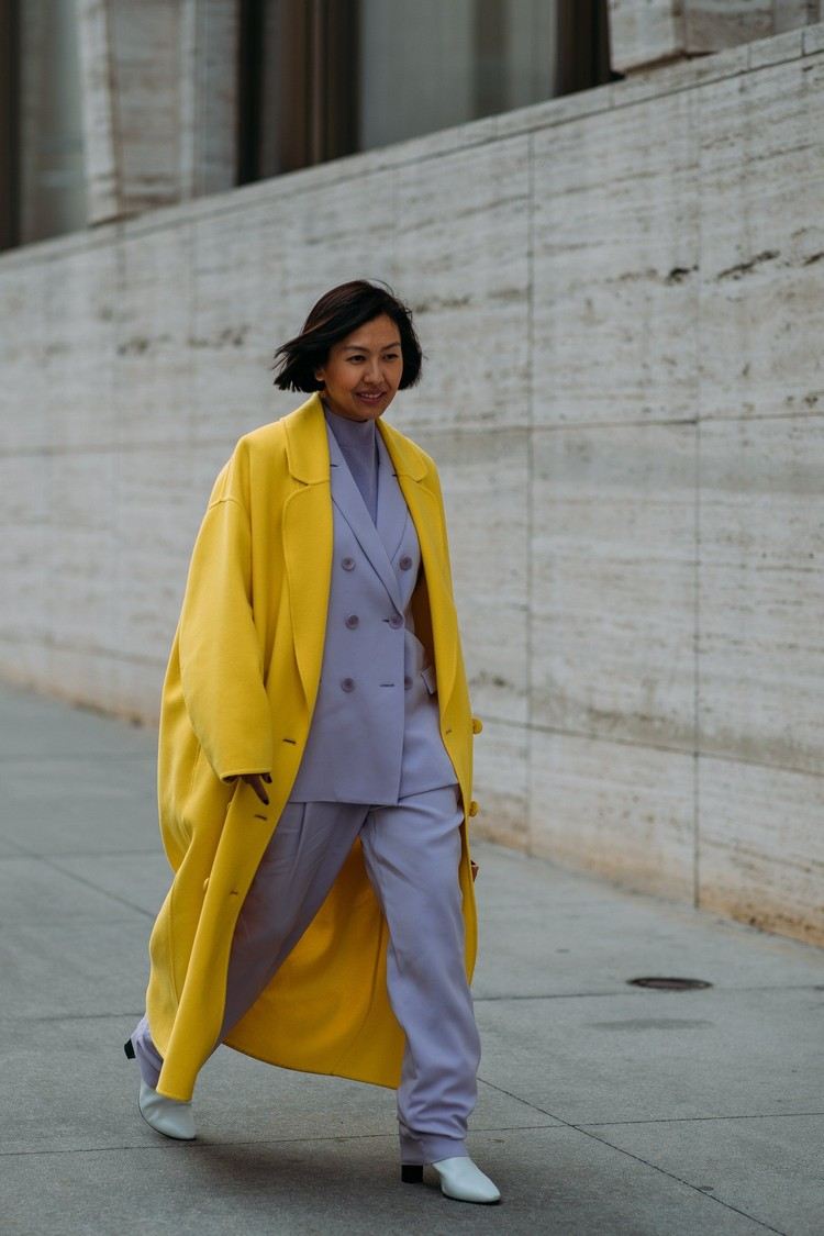 Módne trendy zima 2020 kombinuje sivú a žltú farbu oblečenia