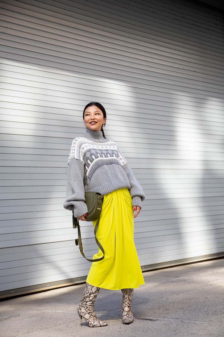 Trendové farby 2021 sivej a žltej kombinujú oblečenie