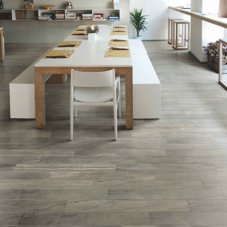 dlažba sivý podlhovastý drevený jedálenský stôl lavice stoličky