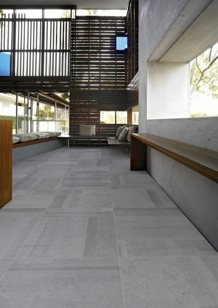 dlažba sivá vonkajšie sedenie lavička drevené lamely deliaca stena