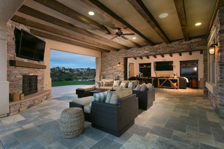 dlažba šedá baldachýn terasa sedenie krbová televízia