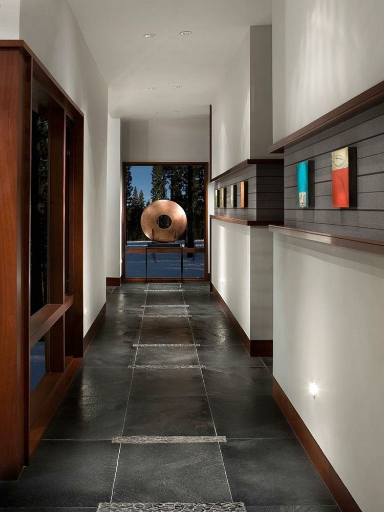 dlaždice šedá chodba dizajn stena biele drevené akcenty