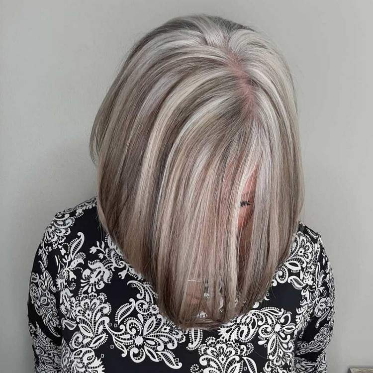 Sivé vlasy s pramienkami, keď ich nechali narásť