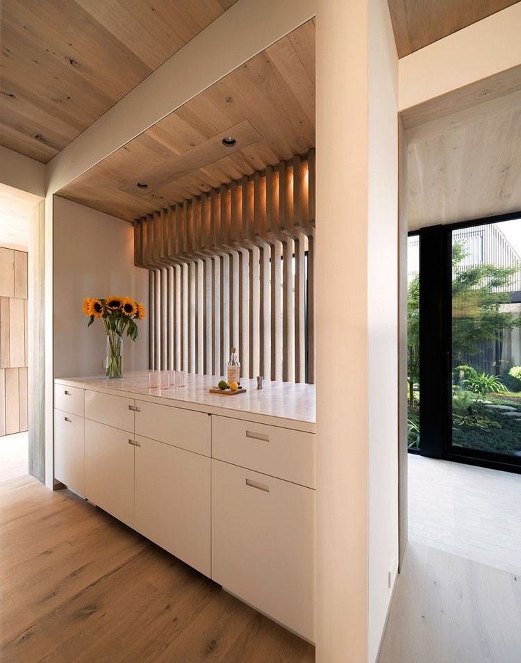 teplé drevené tóny interiérový dizajn výklenok do skrinky biele dvere skrinky