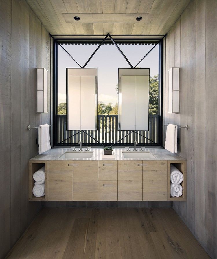 teplý drevený dizajn interiéru výhľad na okno do kúpeľne