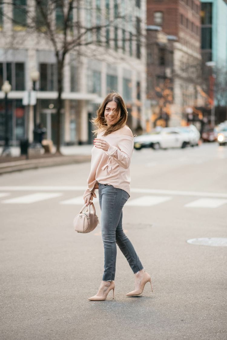 sivá rifľová blúzka kombinuje zimné outfity do kancelárie