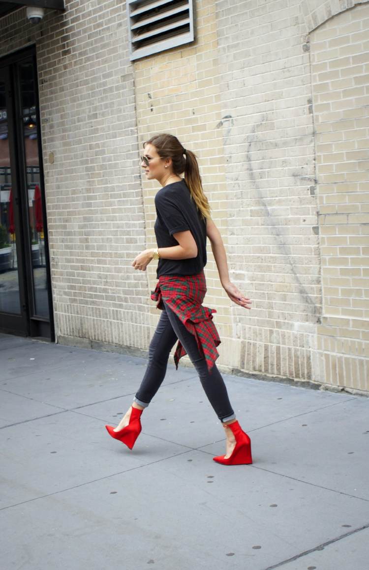 tmavošedé džínsy v zime oblečenie nápady červené topánky na vysokom podpätku