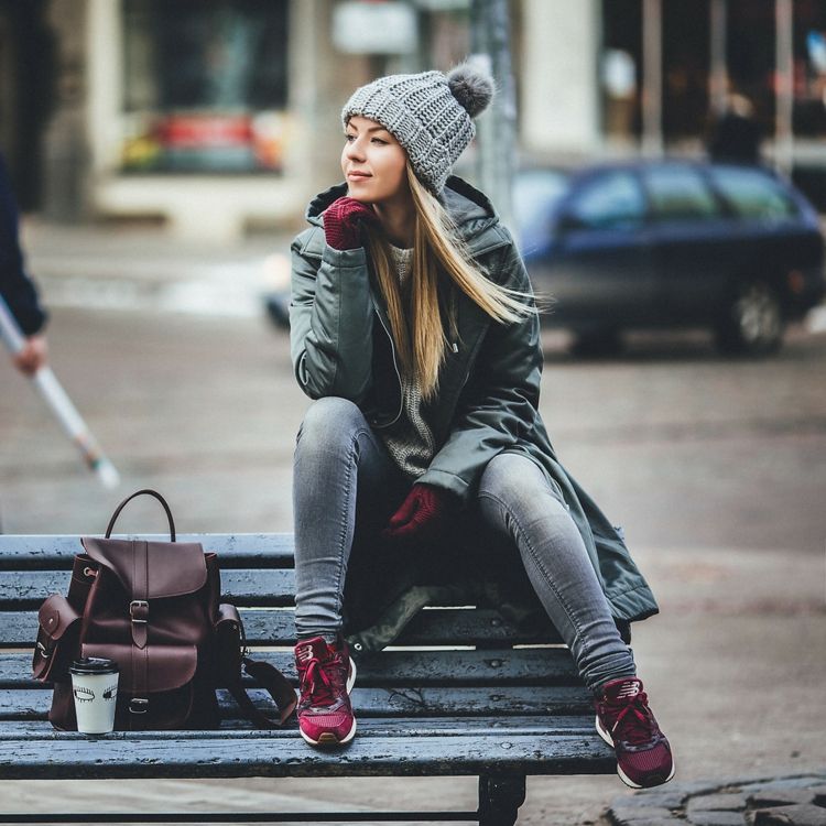 sivé rifle s vysokým pásom kombinujú módne doplnky zimný kožený batoh