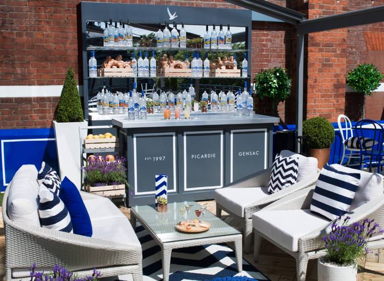 Dočasný bar Grey Goose predstavuje nápoj Sivý husací bar -vonkajší-dočasný-bielo-modrý