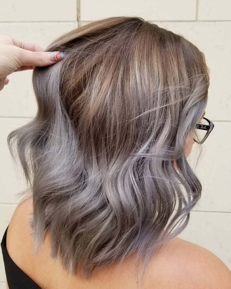 Tmavé blond vlasy po plecia so sivými končekmi v ombre vzhľade