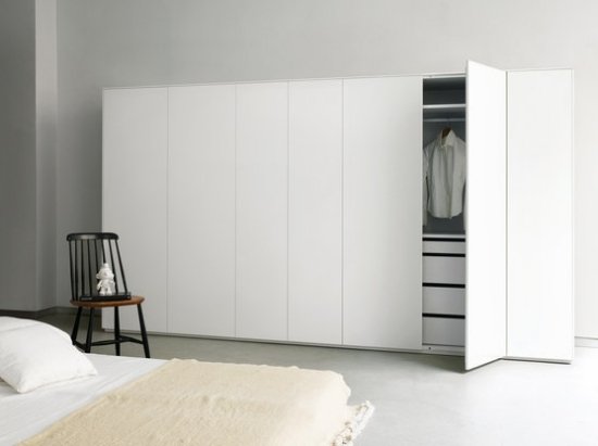 jednoduchý biely minimalistický dizajn šatníka jednoduchý biely minimalistický dizajn šatníka od Piure
