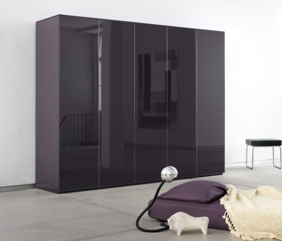 lesklý povrch purpurový minimalistický dizajnér šatníka lesklý povrch fialová minimalistická dizajnérska skriňa značky piure