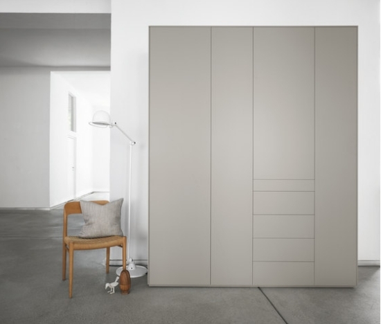 krémová farba minimalistický dizajnér šatníka minimalistický dizajnový šatník krémovej farby od Piure