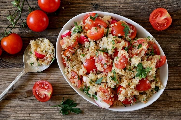 BBQ pre deti a servírovanie šalátu - nápad s reďkovkami a quinoa
