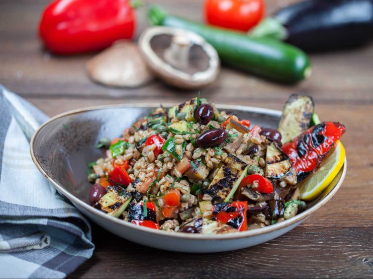 grilovaný zeleninový šalát jamie oliver s farro emmerom