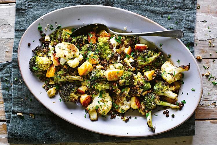 Grilovaná brokolica s haloumi a šošovicou