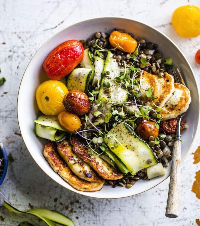 Grilovaný zeleninový šalát so šošovicou a syrom halloumi