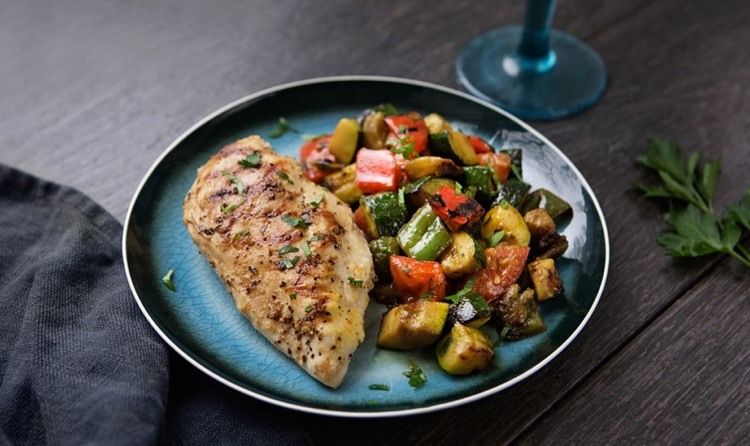 Mechoia šalát z grilovanej zeleniny s kuracím filé