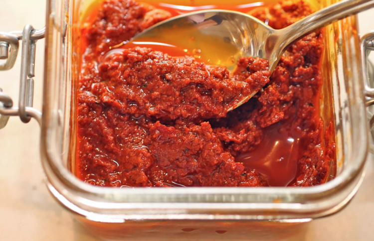 Harissa je pálivá pasta z korenia z Tuniska