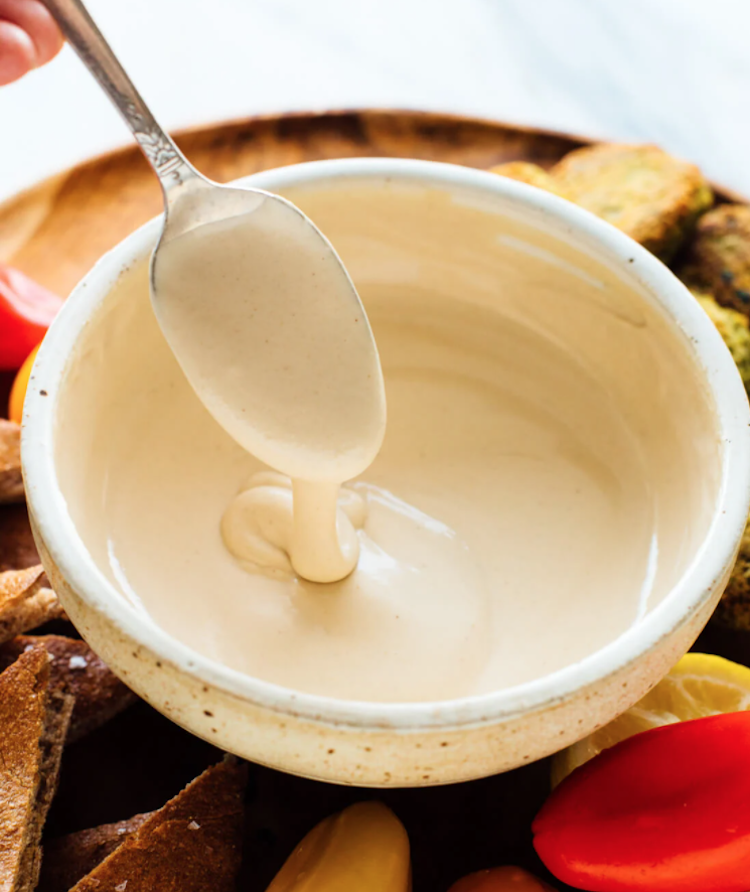 Jogurtový dresing tahini na grilovaný zeleninový šalát