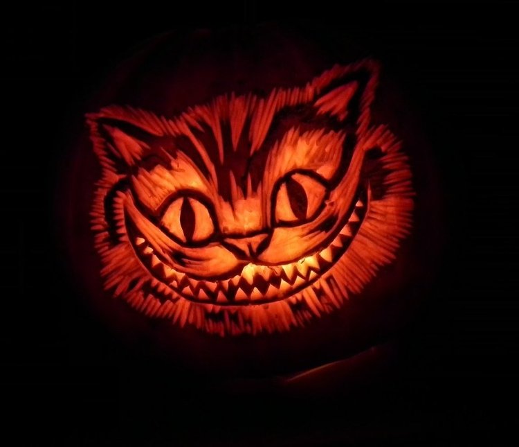 Cheshire Cat Jack-O-Lantern žiari v tme