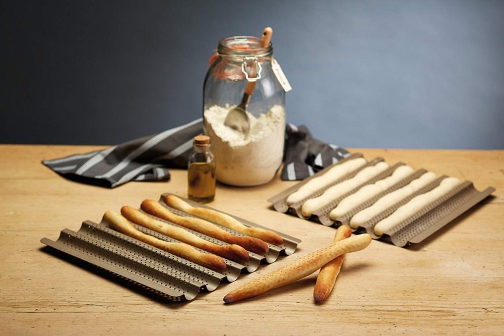 Prísady ako univerzálna múka a olivový olej pečte v špeciálnej forme na pečenie