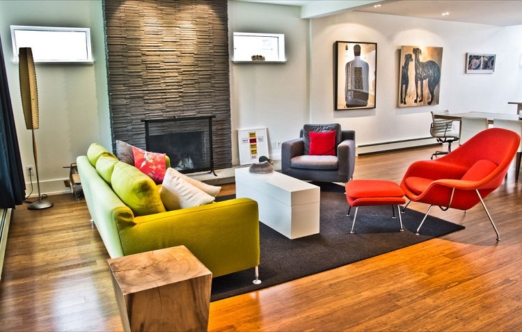 Zelená obývacia izba laminátová podlaha červené kreslo Shaggy koberec