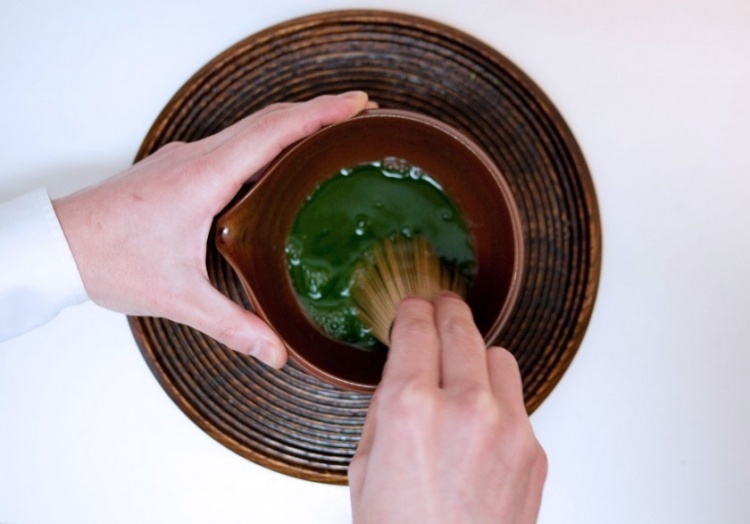 zelený-matcha-čaj-príprava-metla-miešanie