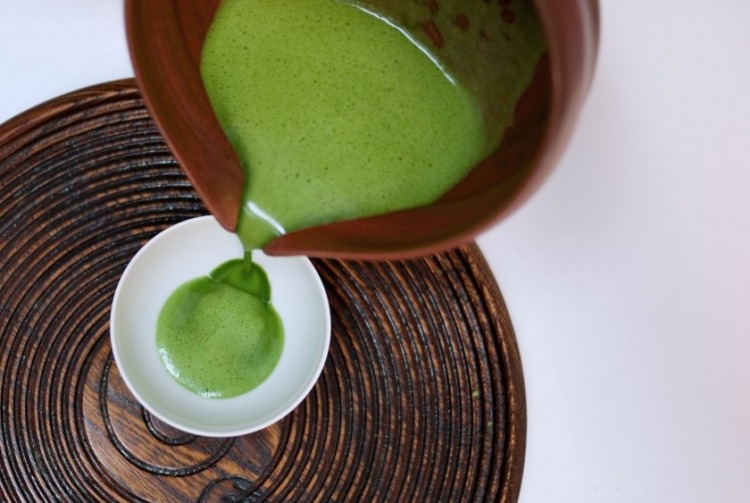 zelený-matcha-čaj-príprava-penivá-textúra