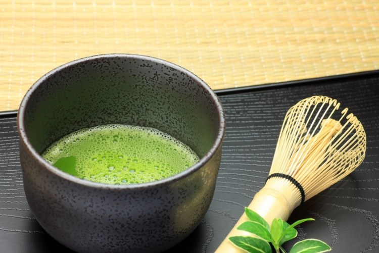 príprava zeleného matcha-čaju-japonskej metódy