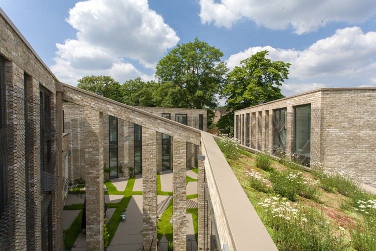 Zelené obytné domy-zelené strechy-piliere-tehly-geometrický-motív