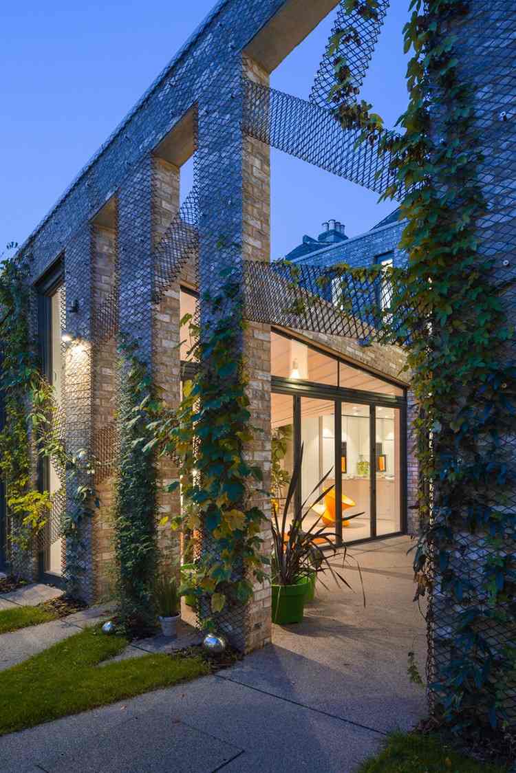 zelená-obývačka-vchod-dvor-tehlové stĺpy-popínavé rastliny-postele