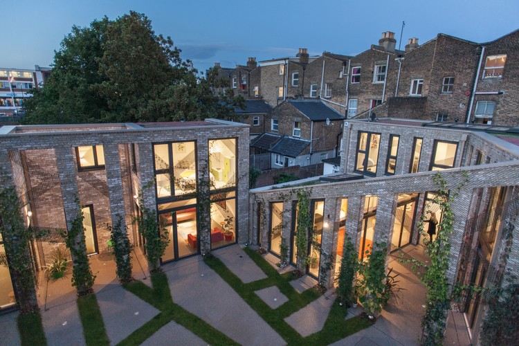 zelené-obývacie-spojené-domy-dvor-popínavé rastliny