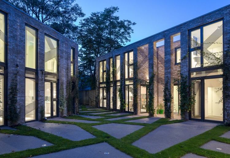 zelený-živý-geometrický-motív-nádvorie-nášľapné dosky-zelený-trávnik