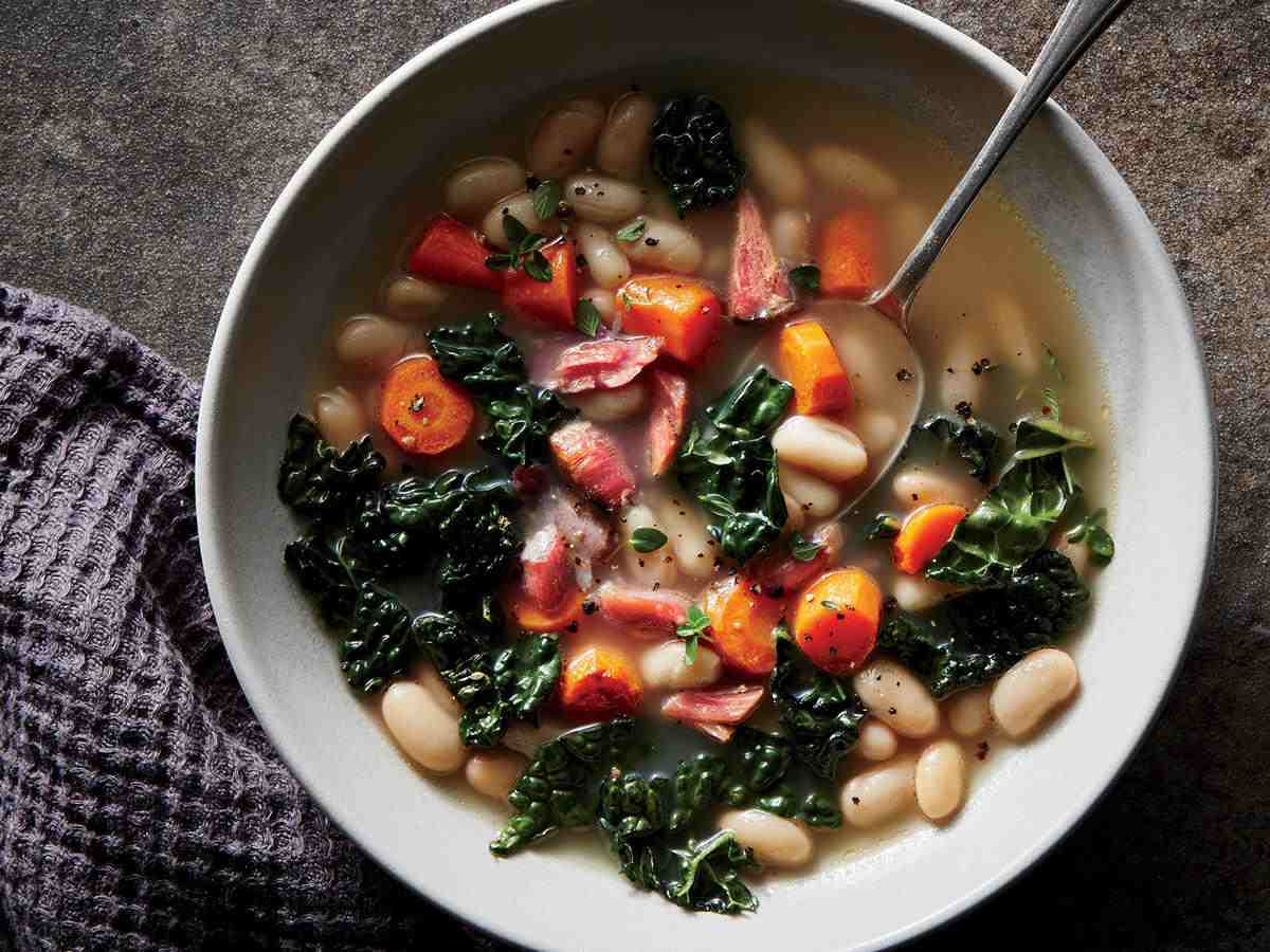 Polievka z bielych fazúľ s jednoduchou nízkokarbovou večerou Kale