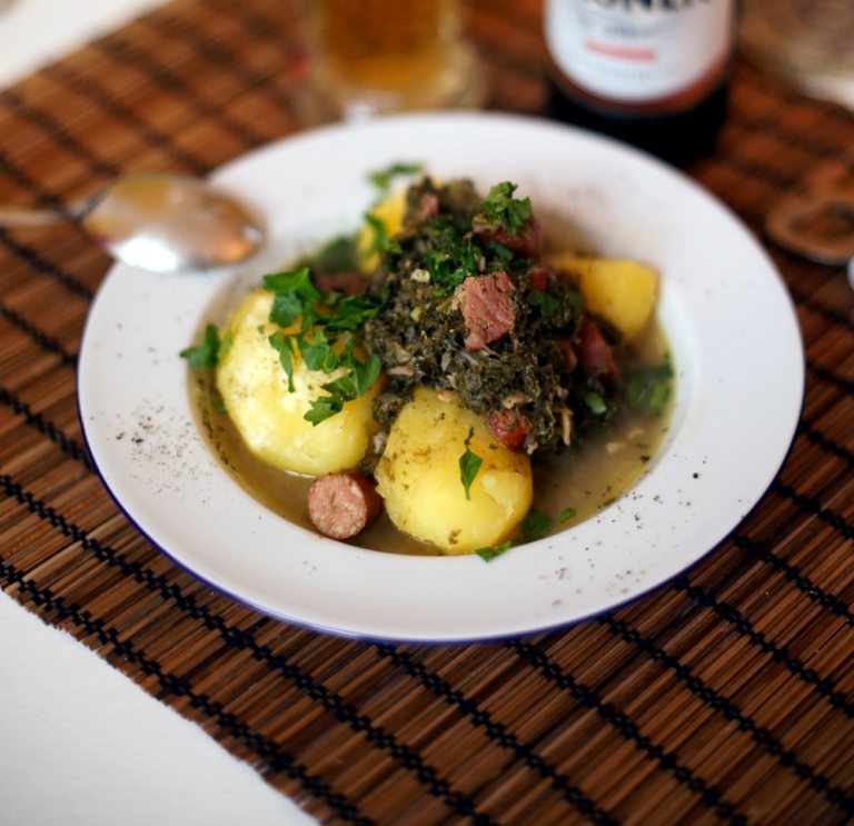 Zemiakový guláš klasický Mettwurst ako jesť