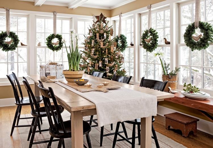 veľké okná zdobia na vianoce jedľa zelené vianočné vence