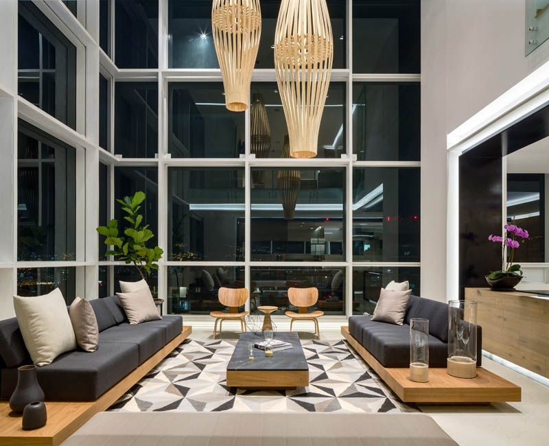 Penthouse v Mexico City navrhnutý a navrhnutý architektmi veľké okno-predné-interiér-obývacia izba-dizajnér-svetlá-gauče-drevo-nízke-štýlové