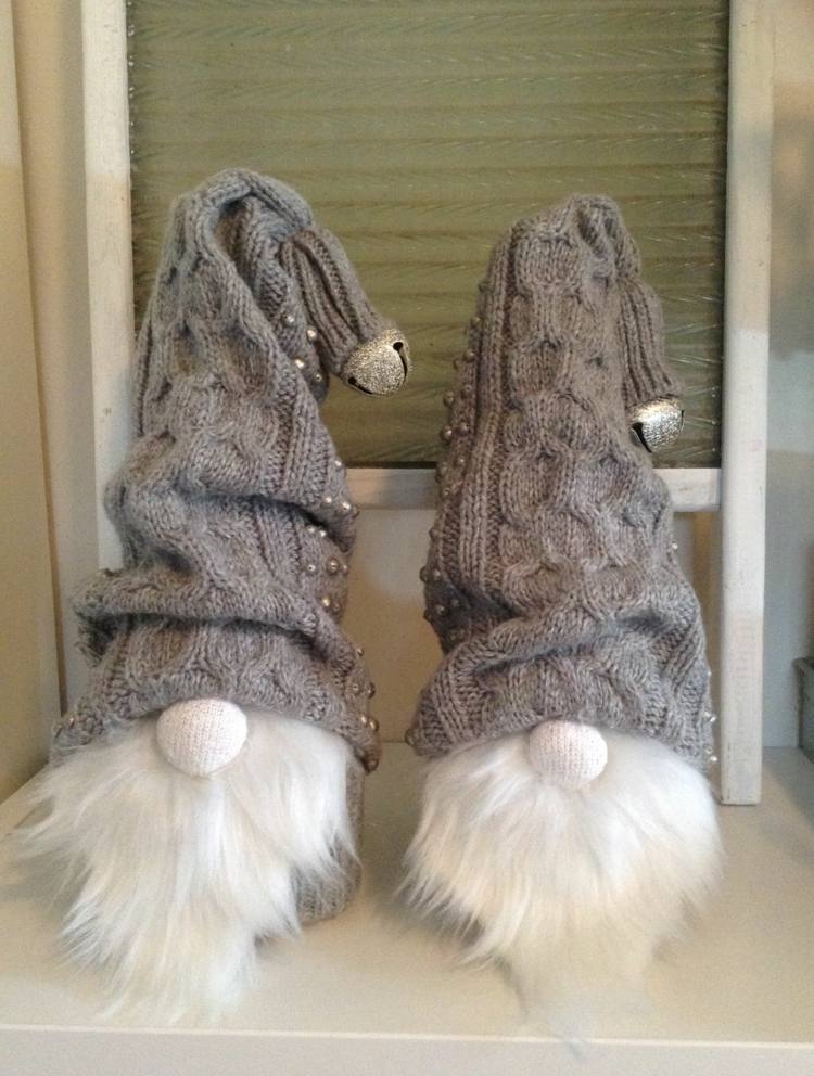 Sivé pletené ponožky pre ležérne pixie klobúky so zvončekmi ako ozdobou