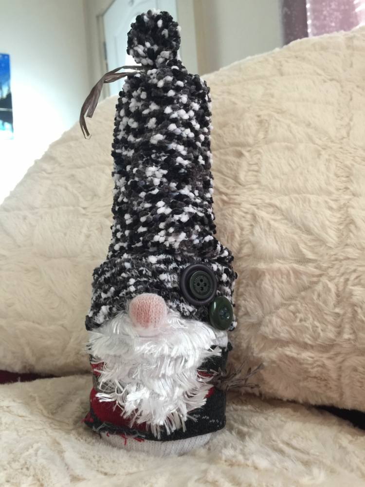 Plyšová ponožka zdobená gombíkmi je variantom špicatého klobúka