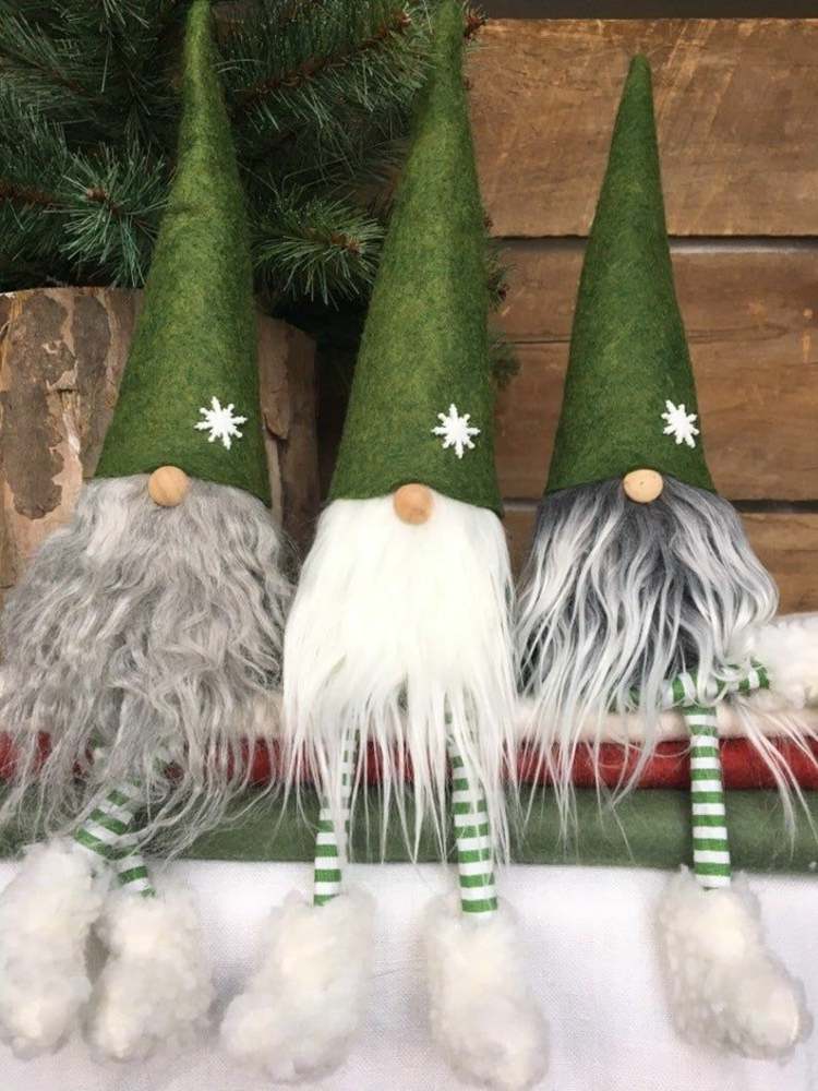 Zelené pixie s bielymi a sivými bradami a vzpriamenými klobúkmi