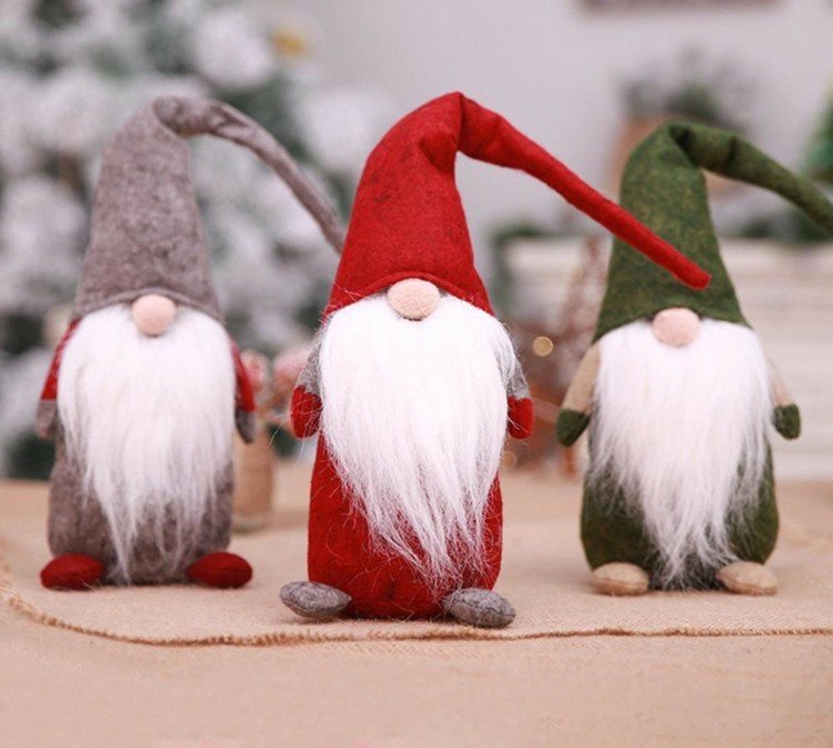 Roztomilý škriatok s rukami a nohami a visiacou čiapkou