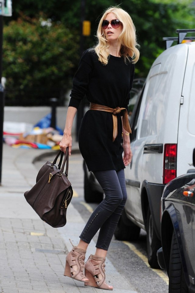 Hnedý opasok ako doplnok k čiernemu svetru kožená opasok hnedá tunika čierna džínsová kabelka