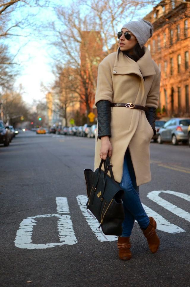 Opasok ako doplnok k béžovému kabátu dlhý kabát béžový opasok kabelka dámska móda