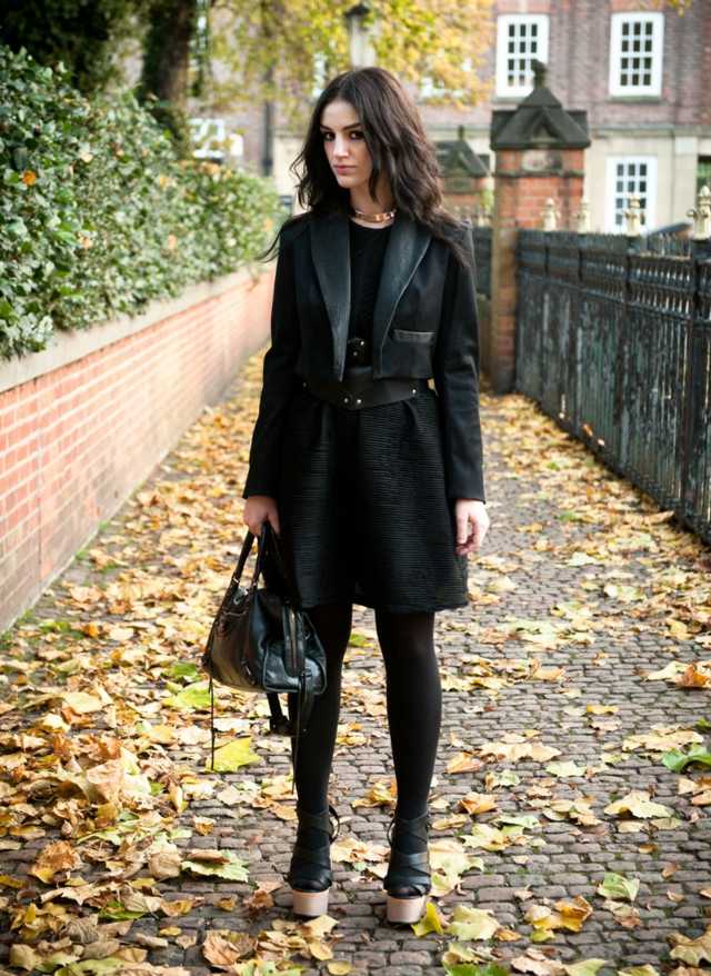 Účinný opasok ako doplnok z čiernej kože opasok ako doplnok čierna outfitová kabelka