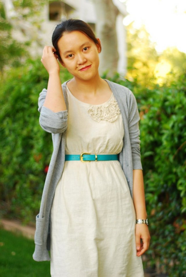 Tyrkysový opasok dodáva šatám skvelý akcent biele šaty tyrkysová opasková bunda sivá