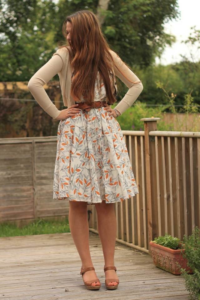 Hnedý opasok so šatami po kolená šaty kvety opasok hnedý sveter doplnok